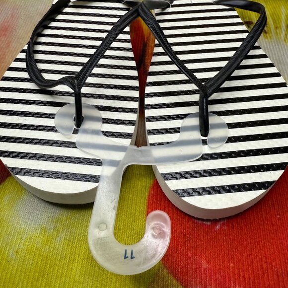 Old Navy Womens Size 11 Black/White Striped Flip-Flops - Picture 2 of 9
